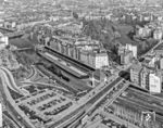 Blick aus luftiger Höhe vom Berliner Funkturm auf 38 1182, die mit einem Sonderzug durch den S-Bahnhof Witzleben räuchert. 2002 wurde die Station in Berlin Messe Nord/ICC umgenannt. Über die Ostpreußenbrücke führt die Neue Kantstraße, an den Bahngleisen entlang die A 100. (03.1986) <i>Foto: Karsten Risch</i>