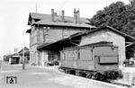 Der Bahnhof Oppurg an der Bahnstrecke Leipzig – Gera – Saalfeld mit einem Wohn-/Werkstattwagen der Starkstrommeisterei Erfurt. Bis 1946 fuhren hier auch Züge nach Orlamünde zur Saalebahn ab. Der Abschnitt Pößneck unt Bf bis nach Oppurg wurde nach dem Krieg als Reparationsleistung für die Sowjetunion abgebaut.  (05.1980) <i>Foto: Karsten Risch</i>