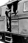 Im Bahnhof Saalfeld beobachtet der Heizer der ölgefeuerten 95 0044 das Geschehen auf dem Bahnhof. Anschließend wird es über Hockeroda - Lauscha nach Sonneberg gehen. (01.05.1980) <i>Foto: Karsten Risch</i>