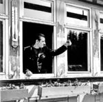 Der Fahrdienstleiter im damals noch besetzten Bahnhof Ernstthal am Rennsteig erteilt dem Lokpersonal der 95 0004 einen Rangierauftrag. Der Bahnhof besaß seit 1979 ein EZMG-Stellwerk (Elektritscheskaja Zentralisazija Malych Stanzii Germanii), das aus der UdSSR importiert war. Auf dem Stelltisch waren Bedien- und Anzeigeelemente getrennt. Bei den Anzeigeelementen zeigten sich auch deutliche Unterschiede gegenüber den anderen Stellwerken. So waren beispielsweise die Weichen nur stilisiert dargestellt, die Weichenlage wurde über getrennte Melder (meist am unteren linken und rechten Rand der Tafel) angezeigt. Zug- und Rangierstraßen waren im Prinzip identisch und unterschieden sich nur durch die Signalstellung in der Außenanlage. 1997 ging das Stellwerk außer Betrieb. (02.06.1979) <i>Foto: Karsten Risch</i>