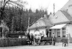Am Bahnhof Ernstthal am Rennsteig werden die Feriengäste der zahlreichen Erholungsheime und Ferienlager erwartet. Während es von hier mit 2 PS weitergeht, war man vorher mit den 1.620 PS einer pr. T 20 auf die Höhen des Thüringer Waldes befördert worden. Im Hintergrund steht 95 0004. (02.06.1979) <i>Foto: Karsten Risch</i>