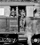 Das gut gelaunte Personal der 95 0004 im Bahnhof Ernstthal. Um in den Sommermonaten die Temperaturen auf dem geschlossenen Führerstand erträglich zu halten, wurde häufig mit offenen Türen gefahren. Der Gefahr des versehentlichen Herausfallens begegnete man mit einer Kette, die hier tatsächlich auch eingehängt wurde. (02.06.1979) <i>Foto: Karsten Risch</i>