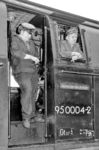 Kleine Pause für Lokführer und Heizer der 95 0004 im Bahnhof Ernstthal. (02.06.1979) <i>Foto: Karsten Risch</i>
