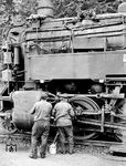 Die Pause im Bahnhof Ernstthal wurde auch für kleine Nachschauarbeiten an 95 0004 genutzt. Die Ölkanne hatte man sich von Schwesterlok 95 0009 "entliehen". (02.06.1979) <i>Foto: Karsten Risch</i>
