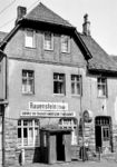 Der "Bahnhof der Deutsch-Sowjetischen Freundschaft" Rauenstein in Thüringen. Schon in der DDR kam die "von oben" verordnete Freundschaft nicht überall gut an, angesichts der Ereignisse des Jahres 2022 in der Ukraine dürfte sie wohl endgültig obsolet sein. In der DDR gab es sogar eine "Gesellschaft für Deutsch-Sowjetische Freundschaft (DSF)", die die selbstverstandene Wahrheit über die Sowjetunion vermitteln und antisowjetische Ressentiments in der Bevölkerung abbauen sollte. (1979) <i>Foto: Karsten Risch</i>