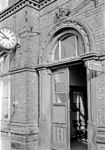 Der Bahnhof Querfurt war einst Bahnknoten und verknüpfte die Strecke von Merseburg (Geiseltalbahn) mit der heute stillgelegten Strecke Röblingen am See—Querfurt—Vitzenburg. Das Empfangsgebäude aus dem Jahr 1884 wird seit 2018 von der Deutschen Bahn nicht mehr genutzt und steht unter Denkmalschutz. (1980) <i>Foto: Karsten Risch</i>
