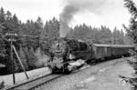 Vor Schmiedefeld hämmert 95 0044 mit P 18005 nach Sonneberg durch den Thüringer Wald. (1980) <i>Foto: Karsten Risch</i>