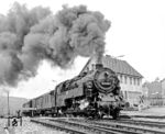 95 0005 fährt mit P 18005 (Saalfeld - Sonneberg) über den Bü des Taubenbacher Wegs nach Schmiedefeld ein. (01.05.1977) <i>Foto: Karsten Risch</i>