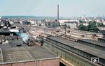 Blick vom Uhrenturm auf die Nordausfahrt des Düsseldorfer Hauptbahnhofs. Nicht nur die Bahnhofshalle, auch das Umfeld hat sich heute komplett verändert, die Industrieanlagen sind auch gänzlich aus dem Stadtbild verschwunden.  (21.07.1957) <i>Foto: Carl Bellingrodt</i>