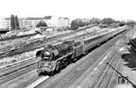 03 2025 vom Bw Frankfurt (Oder) mit einem aus Weitstreckenschlafwagen der SZD gebildeten Schnellzug an der Modersohnbrücke zwischen Berlin Ostkreuz und Warschauer Straße. (07.1971) <i>Foto: Dr. Winfried König</i>
