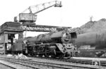 Die Reichsbahn-03 des Bw Wittenberge waren regelmäßige Gäste in der Hansestadt Hamburg, bespannten sie doch die Interzonenzüge aus Berlin. Hier wird die Wittenberger 03 042 gleich unter der Bekohlungsanlage des Bw Hamburg-Altona mit Nachschub versorgt werden. (24.03.1966) <i>Foto: Klaus D. Holzborn</i>