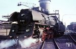 01 508 schickt sich an, im Bahnhof Hamburg-Altona einen Schnellzug nach Berlin zu übernehmen. Der markante Wasserturm aus dem Jahr 1955 blieb als Industriedenkmal nach Abriss der Anlagen als einziges Relikt des traditionsreichen Bw erhalten. (1968) <i>Foto: Heiko Hamm</i>