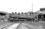 Für einen britischen Eisenbahnfreund war es offenkundig einfacher in einem Bahnbetriebswerk zu fotografieren als für den westdeutschen "Klassenfeind". So bescheren uns die Briten bis heute zahlreiche Bw-Aufnahmen, die für den Bundesbürger unerreichbar waren, wie hier 86 1615 auf der Drehscheibe des Bw Aue/Sa.  (09.1974) <i>Foto: Alan Orchand</i>