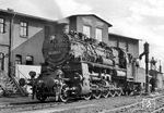 Aue in Sachsen war die letzte Hochburg der pr. G 12. Bei der DB waren die letzten Exemplare bereits 1953 verschwunden. Die Deutsche Reichsbahn hatte 1968 noch 300 Maschinen im Einsatz. Die letzten G 12 bei der DR wurden 1976 ausgemustert. 58 2051 ergänzt ihre Wasservorräte im Bw Aue/Sa. (09.1974) <i>Foto: Alan Orchand</i>