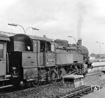 93 090 vom Bw Berlin-Grunewald im Bahnhof Berlin Zoologischer Garten. Während die DB bis 1960 alle pr. T 14 ausgemustert hatte, schafften es einige Reichsbahn-Loks sogar noch ins EDV-Zeitalter. Die letzten betriebsfähigen Lokomotiven waren die 93 8304 (93 304), 93 8041 (93 041) und 93 8318 (93 318), die bis Anfang 1972 ausgemustert wurden. 93 230 blieb beim Verkehrsmuseum Dresden museal erhalten. (1965) <i>Foto: Alan Orchand</i>