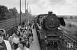 Der E 337 aus Stendal entlässt seine Fahrgäste in Berlin-Karlshorst. Zuglok ist die Oebisfelder 03 2270. (06.1972) <i>Foto: Jens Krüger</i>