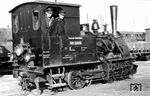 99 5602 war eine Lok vom Lenz-Typ i, von der insgesamt 38 Stück von Vulcan in Stettin für die Bahnen des Eisenbahnunternehmens Lenz & Co. hergestellt und vom Hersteller als Typ "Pommern" bezeichnet wurden. Die Lokomotiven wurden vor allem auf den pommerschen Bahnen eingesetzt. Sechs Lokomotiven kamen zu den Franzburger Kreisbahnen (FKB). Weitere Lokomotiven kamen zu den Saatziger Kleinbahnen (neun), der Kolberger Kleinbahn (acht), den Regenwalder Kleinbahnen (drei), und (sechs) an die ostpreußische Kleinbahn Pogegen–Schmalleningken. Weitere Maschinen wurden an die Westdeutsche Eisenbahn-Gesellschaft geliefert, die sie bei der Engelskirchen-Marienheider Eisenbahn (EME), Ronsdorf-Müngstener Eisenbahn (RME) und der Wermelskirchen-Burger Eisenbahn (WME) einsetzte. Nach der Verstaatlichung der FKB 1949 wurden die dortigen Lokomotiven von der Deutschen Reichsbahn als Baureihe 99.560 eingereiht und weiter auf der angestammten Strecke eingesetzt. 99 5602 wurde im Bahnhof Stralsund Ost angetroffen. (1959) <i>Foto: Georg Otte</i>