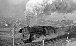 Der E 802 war im Frühjahr 1977 ein vollständig mit Dampf geführter Reisezug. In Saalfeld hatte 01 0534 den Zug von einer pr. T 20 übernommen. (04.1977) <i>Foto: Burkhard Wollny</i>