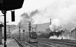 44 0397 und Schublok 44 0221 verlassen mit einem Umleitergüterzug nach Arnstadt den Bahnhof Saalfeld. (04.1977) <i>Foto: Burkhard Wollny</i>