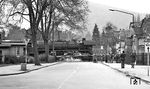 Der Umleitergüterzug mit 44 0397 passiert den Bahnübergang an der Schwarzburger Straße in Bad Blankenburg. (04.1977) <i>Foto: Burkhard Wollny</i>