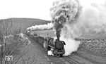 44 0397 mit Schublok 44 0221 am Singener Berg bei Gösselborn. (04.1977) <i>Foto: Burkhard Wollny</i>
