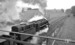 Bei Gösselborn hat es 44 0397 mit dem Umleitergüterzug aus Saalfeld fast geschafft. Gut einen Kilometer weiter ist der Brechpunkt der Strecke erreicht. (04.1977) <i>Foto: Burkhard Wollny</i>