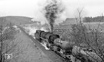 Die Schubunterstützung an dem Umleitergüterzug in Form der Saalfelder 44 0221 bei Gösselborn. (04.1977) <i>Foto: Burkhard Wollny</i>