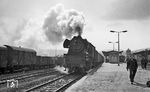 65 1002 fährt mit P 3024 nach Gera aus dem Bahnhof Saalfeld. (04.1977) <i>Foto: Burkhard Wollny</i>