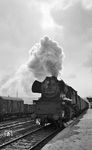 Im leichten Schneetreiben dampft die Altenburger 65 1002 aus dem Bahnhof Saalfeld. Vier Monate später wurde die Lok abgestellt und am 15.11.1977 ausgemustert. (04.1977) <i>Foto: Burkhard Wollny</i>