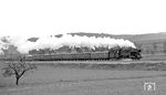 65 1058 mit der einzigen Personenzugleistung der DR-Neubaulok auf der Strecke von Saalfeld nach Gera, dem P 3024 nach Gera, bei Unterwellenborn. (04.1977) <i>Foto: Burkhard Wollny</i>