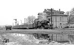 65 1058 ist mit P 3024 aus Saalfeld in Pößneck eingetroffen. (04.1977) <i>Foto: Burkhard Wollny</i>