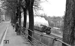 65 1024 dampft mit P 3024 nach Gera an der Friedrich-Engels-Straße durch Pößneck. (04.1977) <i>Foto: Burkhard Wollny</i>