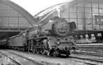 03 2081 ist mit dem D 1393 "Hoek-Warszawa-Express" in Berlin Ostbahnhof eingetroffen. Hinter der Lok läuft ein Gepäckwagen der Niederländischen Staatsbahnen (NS), Typ D (stalen Dirk = "Eiserner Dirk"). 03 2081 hatte den Zug in Helmstedt übernommen und wird hier gewechselt. (17.07.1970) <i>Foto: Klaus Kieper, Slg. Holzborn</i>