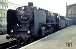 03 095 vom Bw Berlin Ostbf wartet in Hamburg-Altona vor dem D 163 nach Berlin. Hinter der Lok fehlt der üblicherweise dort eingestellte Wagen der Deutschen Post. Dieser lief im D 164 von Berlin nach Hamburg nur werktags und fiel nach Sonn- und Feiertagen in der Gegenrichtung aus. Der 19. März 1962 war ein Montag.  (19.03.1962) <i>Foto: Peter Kircheiss, Slg. Holzborn</i>