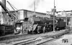 Nachdem im Vergleich zum Bild-Nr. 85181 die Ostbahnhofer 03 095 eine optische Verjüngungskur erhalten hatte, wurde sie im Bw Helmstedt aus dem vorbeifahrenden Zug erwischt. (01.11.1969) <i>Foto: Manfred van Kampen</i>