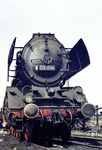 03 096 in ihrer Heimat-Dienststelle Bw Berlin Ostbahnhof. Bei der seltsamen Haube auf der Mitte der Schürze soll es sich um eine Infrarotkamera handeln, die der Lok für ihre Einsätze vor Regierungszügen montiert wurde. Daneben besaß 03 096 auch noch eine zweite, rechts auf der Rauchkammer angeordnete Lichtmaschine sowie Lagerausgüsse aus Weißmetall WM 80, während den "normalen" Loks nur WM 10 zur Verfügung stand.  (06.05.1967) <i>Foto: Klaus D. Holzborn</i>