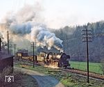 50 3646 mit dem abendlichen Ng 64345 (Karl-Marx-Stadt - Annaberg) auf dem Dreischienengleis, das auch die Schmalspurbahn nach Jöhstadt benutzte, hinter Wolkenstein. Das Bild entstand von der Verladerampe des ehemaligen Anschlusses in Niederau. (23.04.1982) <i>Foto: Joachim Schmidt</i>