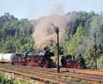 Normalspur trifft auf Schmalspur: In der Ausfahrt des Bahnhofs Wolkenstein begegnet 50 3646 mit Ng 64345 nach Annaberg auf die 99 1582 der Schmalspurbahn nach Jöhstadt. (19.06.1983) <i>Foto: Joachim Schmidt</i>