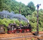 Die sächs. IV k 99 1568 passiert mit einem Personenzug nach Jöhstadt die Ausfahrsignale von Wolkenstein. (30.06.1983) <i>Foto: Joachim Schmidt</i>