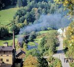 99 1606 mit N 67923 auf der Strecke Wolkenstein - Jöhstadt in Streckewalde, dessen Fracht aus dem Kühlschrankwerk in Niederschmiedeberg für Westdevisen sorgte. Das Fabrikgebäude links ist eine der Flachsspinnereien, die um 1860 zahlreich im Preßnitztal entstanden. Zuletzt war sie Werkteil eines Zwönitzer Betriebs, das 1991 geschlossen wurde.  (22.09.1986) <i>Foto: Joachim Schmidt</i>