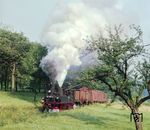 99 1582 bringt mit Ng 66512 bei Großrückerswalde Nachschub für die Kühlschrankproduktion des „VEB DKK Scharfenstein“ nach Niederschmiedeberg. (09.07.1986) <i>Foto: Joachim Schmidt</i>