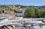 Was macht eigentlich das wohl umstritteste Bahnhofsprojekts der letzten Jahre im Jahr 2022? Neben der Kostenexplosion von ursprünglich 2,5 Milliarden Euro auf 9,15 Milliarden Euro steht der Bahnhofsneubau auch in Verbindung mit der in Wendlingen anschließenden Neubaustrecke Wendlingen – Ulm, offiziell auch als Bahnprojekt Stuttgart – Ulm bezeichnet. Das Bahnhofsprojekt wurde 1994 erstmals der Öffentlichkeit vorgestellt. Die Bauarbeiten begannen am 2. Februar 2010. Die zunächst für Dezember 2019 geplante Fertigstellung des Projekts wurde mehrfach verschoben. Inzwischen soll die Eröffnung des Hauptbahnhofs im Dezember 2025 erfolgen, andere Projektteile später. Trotz weitgehender Einigkeit der verschiedenen Interessengruppen über die Notwendigkeit einer Modernisierung des Stuttgarter Bahnknotens polarisiert das Projekt Stuttgart 21 in vielfacher Hinsicht. Ein rechtswidriger Polizeieinsatz am 30. September 2010 mit einigen hundert teils schwer Verletzten führte zur einer Schlichtung zu Stuttgart 21. Ende 2011 wurde in einer Volksabstimmung ein Ausstieg des Landes Baden-Württemberg abgelehnt. Kritiker setzten sich für das Alternativkonzept Kopfbahnhof 21, inzwischen Umstieg 21 ein. Der Protest gegen Stuttgart 21 ist weiterhin aktiv, im Februar 2022 fand die 600. Montagsdemonstration statt. Das Bild zeigt die Baustelle im Mai 2022. (14.05.2022) <i>Foto: Zeno Pillmann</i>