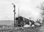 01 0533 und 01 0526 passieren mit D 200 das Einfahrsignal von Hönebach. Der Zugschluss befand sich hier noch im DDR-Gebiet. (04.1972) <i>Foto: Wolf Hanisch</i>