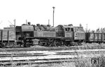 Auf ihrer letzten Fahrt ist 83 1012 bezeichnenderweise im "Leichenzug" von Saalfeld/Saale nach Brandenburg/Havel unterwegs. Nach der Abnahme am 14.09.1955 im Raw Karl-Marx-Stadt war sie ab 01.10.1955 dem Bw Altenburg, ab 04.12 1969 dem Bw Saalfeld (Saale) zugeteilt. Die Z-Stellung erfolgte am 27.01.1972, die Genehmigung zur Ausmusterung am 05.08.1974. Schließlich wurde die Lok nach der Zerlegung am 26.09.1974 im Raw Potsdam, Zerlegestelle Brandenburg (Strafanstalt Görden), am 30.11.1974 vom Lokstand des Bw Saalfeld abgesetzt.  (09.1974) <i>Foto: unbekannt</i>
