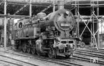 Während bei der DB alle pr. T 14 bis 1960 ausgemustert waren, schafften es einige Loks bei der Deutschen Reichsbahn bis ins EDV-Zeitalter. Im Nummernplan für die Umzeichnung waren noch 33 Lokomotiven enthalten. Wie viele Lokomotiven tatsächlich umgezeichnet wurden, ist nicht bekannt. Die umgezeichneten Maschinen erhielten zu ihrer bisherigen Ordnungsnummer eine 8 vorgesetzt. Die letzten betriebsfähigen Lokomotiven waren die 93 8304, 8041 und 8318. Das Bild der 93 8304 (alias 93 304, deren EDV-Nummer für eine Sonderfahrt geschickt verborgen wurde) entstand vor dem Schuppen im Bw Saalfeld (Saale), der gerade umfassend modernisiert wird. Am 28.11.1971 wurde die Lok ausgemustert.  (05.1971) <i>Foto: unbekannt</i>