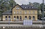 1840 erhielt Königsdorf einen Bahnhof der Rheinischen Eisenbahngesellschaft an der Strecke Köln - Aachen, der 7. in Deutschland eröffneten Eisenbahnstrecke. 1891 wurde das Bahnhofsgebäude durch ein moderneres ersetzt, das diese Funktion bis 1991 behielt (Foto). Bahnstation Groß-Königsdorf und Ort wurden zum 1. Januar 1975 nach Frechen eingemeindet. Im Jahr 2000 wurde der Bahnhof Groß-Königsdorf auf der Ausbaustrecke Köln-Aachen in Frechen-Königsdorf umbenannt. Gleichzeitig wurde er in eine S-Bahn-Station ohne Bahngebäude umgewandelt. Das Gebäude wurde unter Denkmalschutz gestellt und an Privat veräußert. (1986) <i>Foto: Peter Schiffer</i>