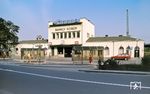 Der Bahnhof Horrem liegt an der Strecke Köln – Aachen und ist südlicher Ausgangspunkt der Erftbahn nach Bergheim. Vor dem Ausbau der Bahnstrecke Köln – Aachen zur Schnellfahrstrecke besaß der Bahnhof Horrem auch einen Güterbahnhof, der nördlich der Bahnstrecke lag, und Verladegleise für den Stückgutverkehr. Von 1999 bis 2001 wurden diese Gleise vollständig entfernt. Von 2010 bis 2014 wurde das Empfangsgebäude, der Bahnhofsvorplatz und der Busbahnhof erneuert. Im November 2012 wurde das hier zu sehende alte Empfangsgebäude und der bisherige Bushof mit vier Bussteigen abgerissen. Ein neues Bahnhofsgebäude wurde im Rahmen eines Pilotprojekts der Deutschen Bahn als „Deutschlands erster Grüner Bahnhof“ nach ökologischen Gesichtspunkten gebaut und mit umweltfreundlicher Technik ausgestattet. (1986) <i>Foto: Peter Schiffer</i>