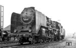 Nur zwei Monate, vom 30.03.1966 bis 10.05.1966, war 03 121 beim Bw Rostock stationiert und durfte während dieser Zeit temporär in den Westen ausreisen. Die für westliche Augen etwas ungewöhnlich aussehende Lok mit Wagnerblechen, altem Kessel und Mischvorwärmer wurde im Bw Lübeck im Osterreiseverkehr 1966 angetroffen.  (07.04.1966) <i>Foto: Klaus D. Holzborn</i>