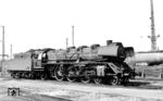 Seit Juni 1970 war 03 2121 beim Bw Cottbus stationiert und hatte zwischenzeitlich ihre Wagnerbleche eingebüßt. Im Bw Dresden-Altstadt präsentieren sich Lok und Personal dem Fotografen. (05.08.1970) <i>Foto: Rudi Lehmann, Slg. Holzborn</i>