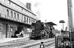 03 2123 vom Bw Pasewalk wartet an den Durchgangsgleisen des Stralsunder Hbf in Höhe des Bü Tribseer Damm. (06.1970) <i>Foto: Klaus Kieper, Slg. Holzborn</i>
